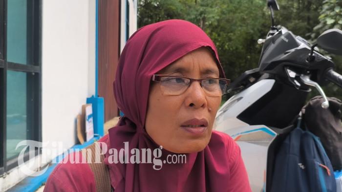 PENCARIAN ORANG HILANG- Kakak korban, Aisyah (49) memberikan keterangan di posko penyisiran petugas gabungan di kawasan Hutan Pendidikan dan Penelitian Biologi (HPPB) Universitas Andalas (Unand), Kota Padang, Selasa (28/7/2026). Ia menyebut hilangnya korban saat dibawa berobat ke Rumah Sakit Unand, berkemungkinan takut karena ketinggian dan lari ke kawasan hutan.
