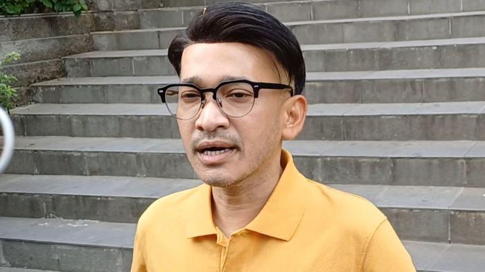 BANTAH -- Minola Sebayang membantah kabar adanya penagih utang yang mendatangi rumah Sarwendah dan memastikan pihak bank tidak pernah mengutus tim penagih ke lokasi.