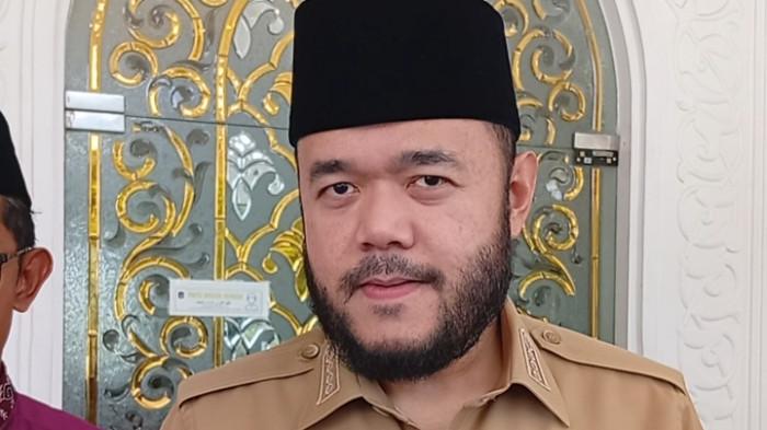 DUGAAN BULLYING- Wali Kota Padang, Fadly Amran, memberikan keterangan kepada awak media terkait dugaan kasus perundungan (bullying) yang menimpa seorang siswi sekolah dasar negeri di Kota Padang, Selasa (28/7/2026). Fadly menegaskan Pemerintah Kota Padang tidak mentoleransi segala bentuk kekerasan di lingkungan sekolah dan meminta seluruh pihak menunggu hasil penyelidikan serta pengungkapan fakta yang sedang berproses.