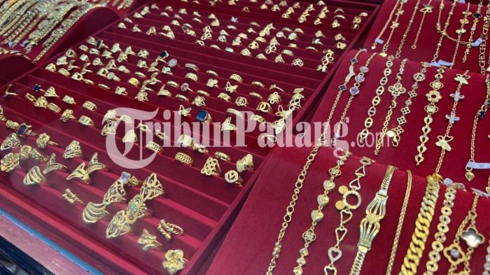 HARGA EMAS- Deretan perhiasan emas yang dipajang di dalam etalase di Toko Emas Damrah, Pasar Raya Padang, Kecamatan Padang Barat, Kota Padang, Selasa (28/7/2026).