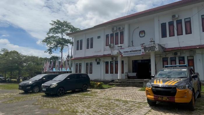 KPU DIGElEDAH- Tim Penyidik dari Kejakasaan Negeri Malinau sedang memeriksa sejumlah berkas di Kantor KPU Malianu, Selasa (28/7/2026). Penggeledahan ini diduga kuat terkait pengelolaan dana Hibah Pilbup Malinau 2026.