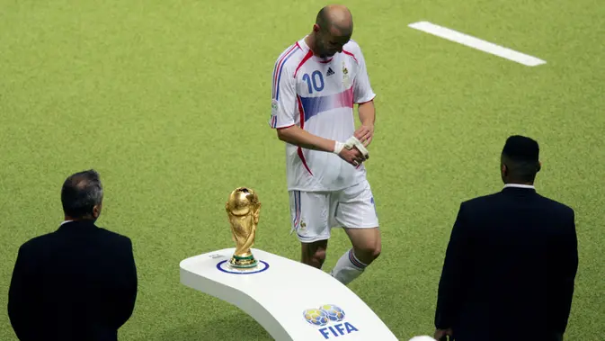 Gelandang Prancis, Zinedine Zidane, meninggalkan lapangan usai menanduk bek Italia, Marco Materazzi, saat final Piala Dunia 2006 Stadion Olympic, Jerman (9/7/2006). Tandukan tersebut merupakan salah satu momen ikonik pada Piala Dunia 2006. (AFP/Roberto Schmidt)