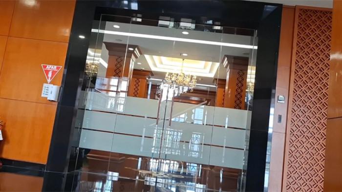 BANK INDONESIA - Pintu kaca di lantai 3 gedung Thamrin, kompleks perkantoran Bank Indonesia, Jakarta, yang diduga sebagai ruangan yang mengarah ke ruang Dewan Gubernur BI, Selasa (28/7/2026). (Ibriza/Tribunnews)
