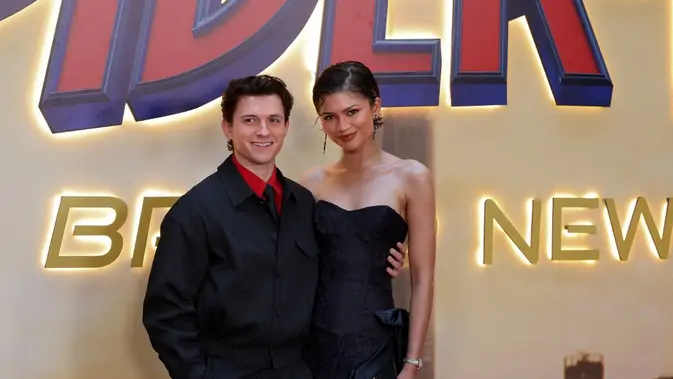 Zendaya dan Tom Holland menghadiri sesi pemotretan film SpiderMan: Brand New Day di Madrid. (dok. Thomas COEX / AFP)