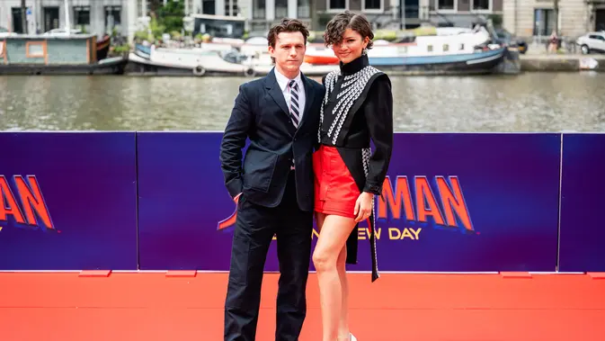 Tom Holland dan Zendaya berpose saat sesi foto untuk film 