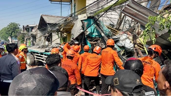 KECELAKAAN MAUT - Para petugas Basarnas saat mengevakuasi sopir truk yang terjepit dalam kecelakaan beruntun di Jalan Raya Gempol, Kabupaten Pasuruan, Senin (27/7/2026) pagi. Polisi masih menyelidiki penyebab pasti kecelakaan tersebut
