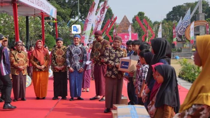 Ketua DPRD Klaten Edy Sasongko saat menghadiri Upacara Hari Jadi ke-222 Klaten di Alun-alun Kabupaten Klaten, Selasa (28/7/2026).