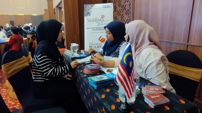 LAYANAN PARIWISATA - Roadshow diikuti lebih dari 10 pelaku industri pariwisata Malaysia, mewakili  hotel, destinasi wisata, operator tur (land operator), hingga penyedia layanan pariwisata lainnya.