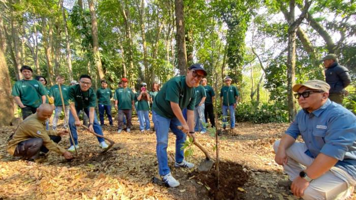 TANAM POHON - Manajemen De Braga Hotel saat menanam pohon di Tahura Djuanda, Kota Bandung, Selasa (28/7/2026). Kegiatan dalam bentuk Corporate Social Responsibility (CSR) tersebut diadakan untuk memperingati ulang tahun De Braga Hotel yang ke-8 tahun.