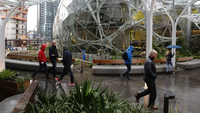 Pengunjung melakukan tur selama pembukaan kantor baru Amazon yang bernuansa hutan hujan, The Spheres, di Seattle. Fasilitas tersebut dilengkapi pula dengan Wi-Fi dan ruang pertemuan dengan nama-nama hutan hujan. (JASON REDMOND / AFP)