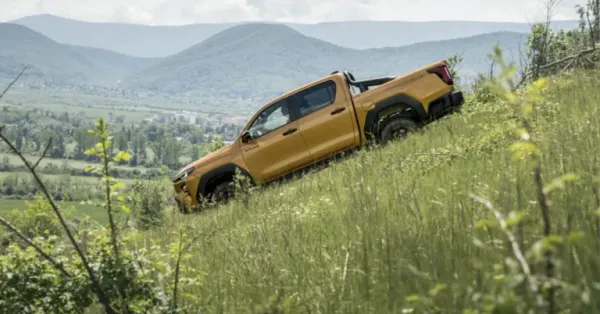 toyota hilux side view