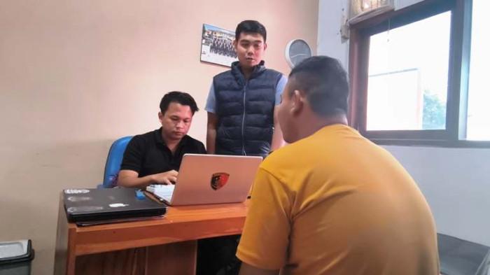 PERIKSA PELAKU - Kasat Reskrim Polres Pekalongan AKP Fauzi Surya Chandra bersama tim penyidik melakukan pemeriksaan terhadap pelaku pembunuhan di Ruang Satreskrim Polres Pekalongan, Selasa (28/7/2026). D (27) adalah pelaku pembunuh seorang perangkat Desa Kalipancur, Kecamatan Bojong, Kabupaten Pekalongan.