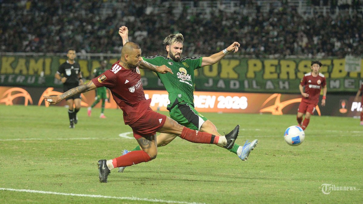 SAMA KUAT - Pemain Persebaya Miguel (tengah) berebut bola dengan pemain Persija Jakarta Kyohei Yoshino (kiri) dan Kerim Memija (kanan) pada pertandingan Piala Presiden 2026 di Stadion Gelora Bung Tomo (GBT) Surabaya,Minggu (26/7/26) malam. Pada laga Grup B ini pertandingan berakhir dengan kemenangan Persebaya atas Persija dengan skor akhir 1-0. (SURYA/HABIBUR ROHMAN)