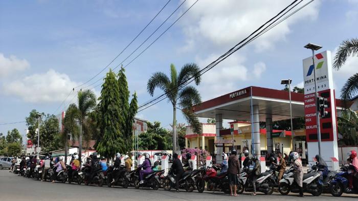 ANTRE BBM - Antrean panjang kendaraan roda dua di SPBU Ketapang Mandiri, Jalan Jenderal Sudirman, Kecamatan Delta Pawan, Kabupaten Ketapang, Selasa 28 Juli 2026.