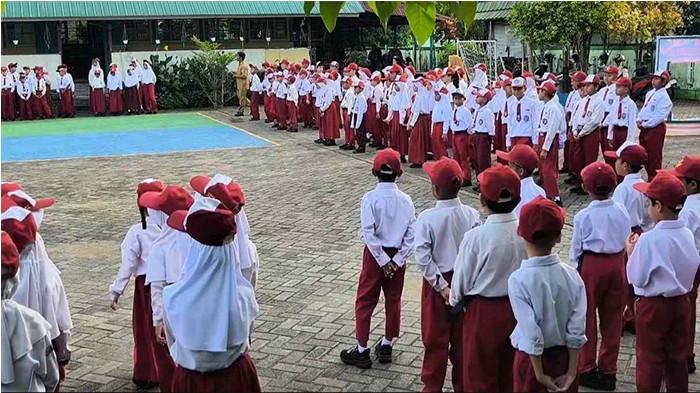 HARI PERTAMA - Momen hari pertama masuk sekolah Tahun Ajaran 2026/2027 di SDN 05 Pontianak Kota dipenuhi orang tua yang mengantar anak mereka ke sekolah, sejak pagi, para orang tua tampak antusias mengantar anak-anak mereka ke sekolah, sejalan dengan Gerakan Ayah Mengantar Anak di Hari Pertama Sekolah (GAMAS) yang dicanangkan pemerintah, Senin 13 Juli 2026. Dinas Pendidikan Kubu Raya mengeluarkan edaran terkait kondisi udara yang memburuk untuk PAUD hingga SMP.