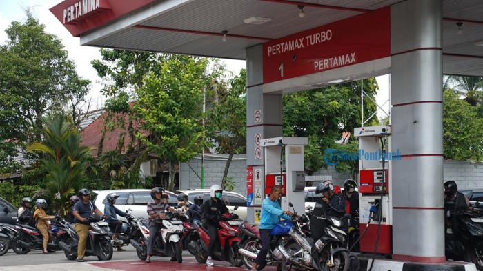 HARGA BBM KALBAR - Kondisi antrean Bahan Bakar Minyak (BBM), di SPBU Kawasan Jalan KH. Ahmad Dahlan, Kota Pontianak, Senin 27 Juli 2026. Cek harga BBM di Kalbar besok Kamis 30 Juli 2026.