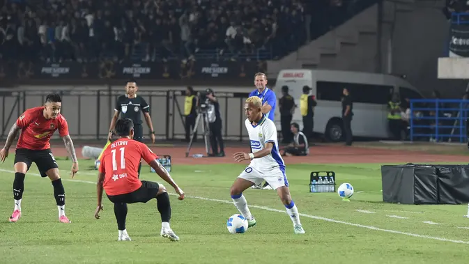 Persib Bandung memastikan langkah ke semifinal Piala Presiden 2026 setelah mengalahkan DPMM FC dengan skor tipis 1-0 pada laga kedua Grup A di Stadion Si Jalak Harupat, Soreang, Kabupaten Bandung, Selasa (28/7/2026) malam WIB. (Bola.com/Erwin Snaz)