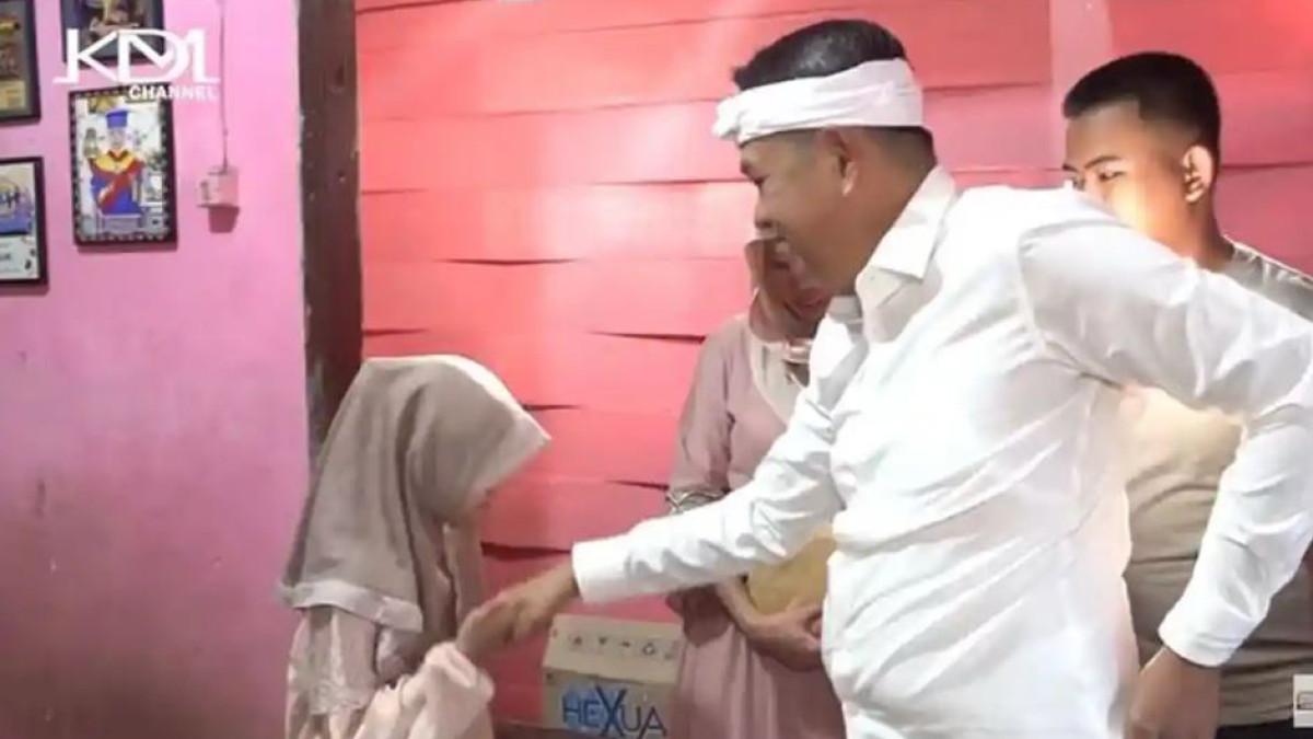 KASUS AYAH DIBUNUH: Tangkapan layar momen saat anak satpam yang tewas menyalami Gubernur Dedi Mulyadi, Selasa (28/7/2026). Tak terlalu viral seperti kasus anak terduga maling di Bali, kondisi anak dari satpam korban pembunuhan di Waduk Jatiluhur disorot para artis.
