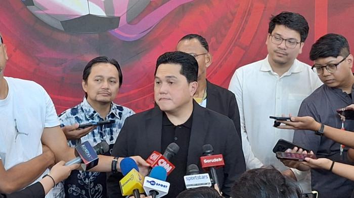 DINAMIKA TIMNAS - Ketua Umum PSSI, Erick Thohir saat diwawancarai terkait perkembangan Timnas Indonesia usai menghadiri diskusi sepakbola yang diadakan PSSI Pers di GBK Arena, Senayan, Jakarta, Kamis (16/4/2026). Tribunnews/Abdul Majid
