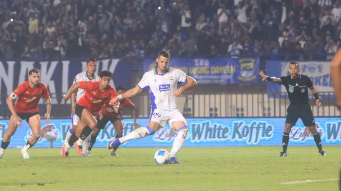 LEPASKAN TENDENGAN - Penyerang Balsa Sekulic melepaskan tendangan bola penalti dalam laga kedua Piala Presiden 2026 antara Persib Bandung vs DPMM FC di Stadion Si Jalak Harupat, Kabupaten Bandung, Jawa Barat pada Senin (28/7/2026) malam. Persib Bandung menang 1-0.