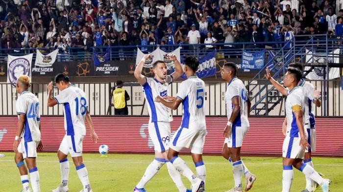 SELEBRASI - Para pemain Persib merayakan gol setelah Balsa Sekulic membobol gawang  DPMM FC di Stadion Si Jalak Harupat, Kabupaten Bandung, Selasa (28/7/2026) malam.