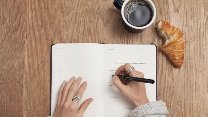 Ilustrasi journaling sebagai bagian dari hipnoterapi untuk mengatasi inner child trauma. (Foto: Unsplash/Cathryn Lavery)