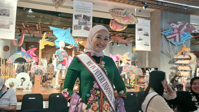 Putri Modiyanti memilih kebaya favoritnya yang bermotif bunga-bunga dengan warna yang mencolok. (Liputan6.com/Nurri Indah)