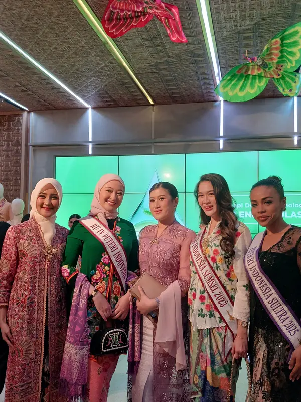 Kini anak muda sudah mulai berkreasi dengan kebaya untuk digunakan sehari-hari. (Liputan6.com/Nurri Indah)