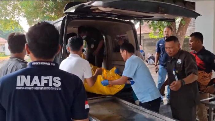 Jenazah satpam PJT II berada di RSUD Bayu Asih Purwakarta sebelum diberangkatkan untuk menjalani autopsi. Hingga kini, polisi masih menyelidiki penyebab kematian korban dengan memeriksa 12 saksi dan rekaman CCTV.