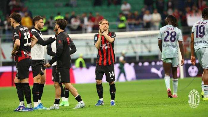 BERTEPUK TANGAN - Luka Modric (tengah) bertepuk tangan untuk suporter setelah AC Milan dikalahkan Udinese 0-3 pada pekan 32 Liga Italia di Stadion San Siro, Italia pada Minggu (12/4) dini hari WIB.