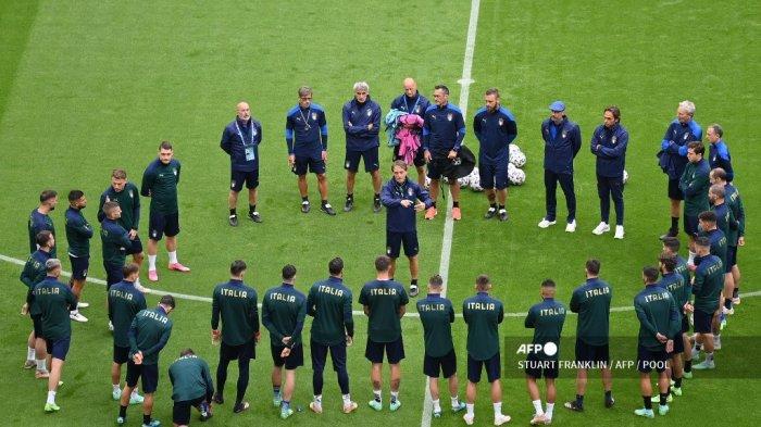 Pelatih Italia Roberto Mancini (tengah) berbicara kepada para pemainnya selama sesi latihan MD-1 di Allianz Arena di Munich pada 1 Juli 2021 menjelang pertandingan sepak bola perempat final UEFA EURO 2020 melawan Belgia.
