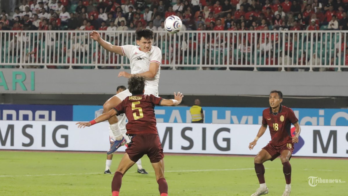 MENANG BESAR - Pesepak bola timnas Indonesia berebut bola dengan pemain Kamboja pada laga Grup A Piala AFF 2026 di Stadion Pakansari, Bogor, Senin (27/7/2026). Pada laga Grup A Piala AFF 2026 timnas Indonesia berhasil mengalahkan timnas Kamboja dengan skor 5-1. Tribunnews/Jeprima