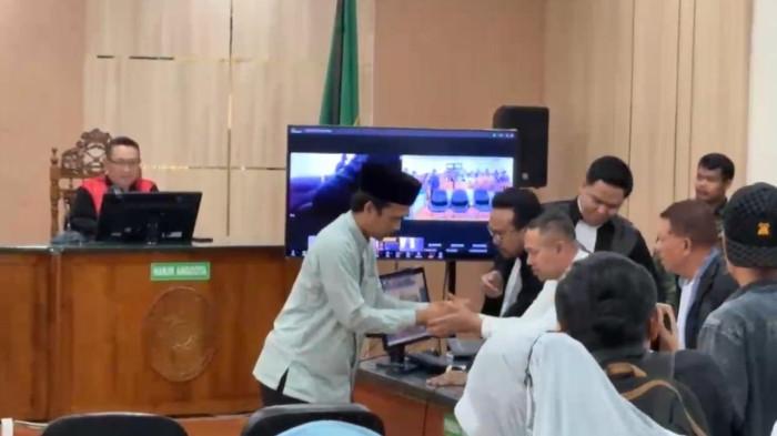 UAS bersalaman dengan Abdul Wahid usai menjadi saksi a de charge atau saksi yang meringankan, Kamis (18/6/2026