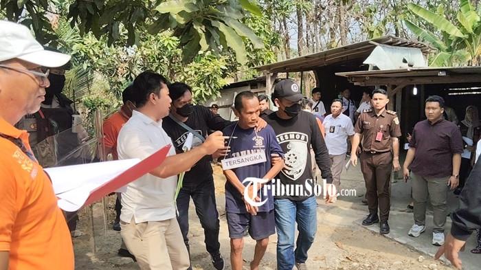 PELAKU - Tersangka pembunuhan dan perampokan Bilqis Rajiansyah (11), Suparman alias Bledus (53), digiring polisi saat rekonstruksi kasus di rumah korban, Desa Dawung, Jenar, Sragen, Jawa Tengah, Rabu (29/7/2026). Dalam proses itu turut disaksikan oleh ibu korban, Dewi Sri Lestari.