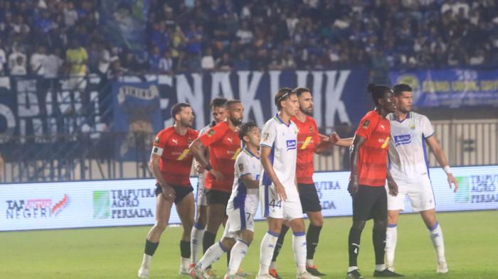 MENANTIKAN BOLA - Pemain Persib Bandung dan DPMM FC menantikan bola dari tendangan bebas dalam laga kedua Piala Presiden 2026 di Stadion Si Jalak Harupat, Kabupaten Bandung, Jawa Barat pada Senin (28/7/2026) malam. Persib Bandung menang 1-0.