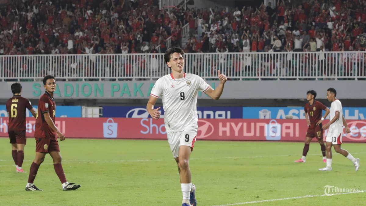 MENANG BESAR - Pesepak bola timnas Indonesia Mitchell Lee Baker melakukan selebrasi usai cetak gol saat melawan Kamboja pada laga Grup A Piala AFF 2026 di Stadion Pakansari, Bogor, Senin (27/7/2026). Pada laga Grup A Piala AFF 2026 timnas Indonesia berhasil mengalahkan timnas Kamboja dengan skor 5-1. Tribunnews/Jeprima