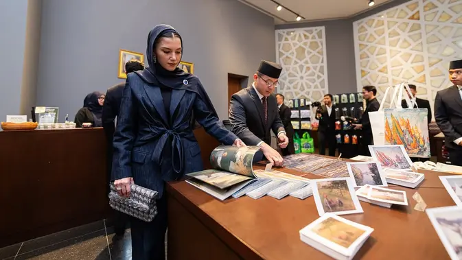 Anisha Rosnah dan Pangeran Abdul Mateen menghadiri pembukaan pameran seni Impressionist Landscape Art & Immersive Exhibition di Balai Khazanah Islam Sultan Haji Hassanal Bolkiah (BKISHHB), Brunei Darussalam, 27 Juli 2026. (dok. Instagram @tmski)