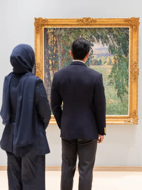 Anisha Rosnah dan Pangeran Abdul Mateen menghadiri pembukaan pameran seni Impressionist Landscape Art & Immersive Exhibition di Balai Khazanah Islam Sultan Haji Hassanal Bolkiah (BKISHHB), Brunei Darussalam, 27 Juli 2026. (dok. Instagram @tmski)