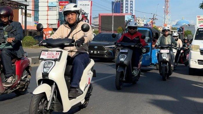 HONDA EM1 - Potret pemotor mengendarai sepeda listrik Honda EM1 e: di Makassar, beberapa Waktu lalu. Honda EM1 e: hadir dengan desain modern dan teknologi terkini yang menyasar kebutuhan mobilitas harian anak muda dan masyarakat urban.