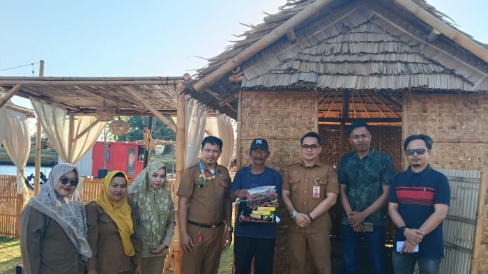 WISATA PARIA LAU - Kepala Bidang Cipta Karya Ahmad Rihul, bersama Kepala Dinas PUPRPKP Takalar, Budiar Rosal Saleh, menyerahkan secara simbolis musala, WC semi permanen, serta perlengkapan ibadah kepada Kaharuddin Daeng Kulle selaku Pengelola dan Pemilik lahan di kawasan wisata Sunset Paria Lau', Kelurahan Takalar, Kecamatan Mappakasunggu, Kabupaten Takalar, Selasa (28/7/2026). Penyerahan itu menandai hadirnya fasilitas umum pertama yang dibangun dari partisipasi pegawai PUPRPKP, mulai kepala dinas hingga seluruh jajaran, untuk mendukung kenyamanan wisatawan.