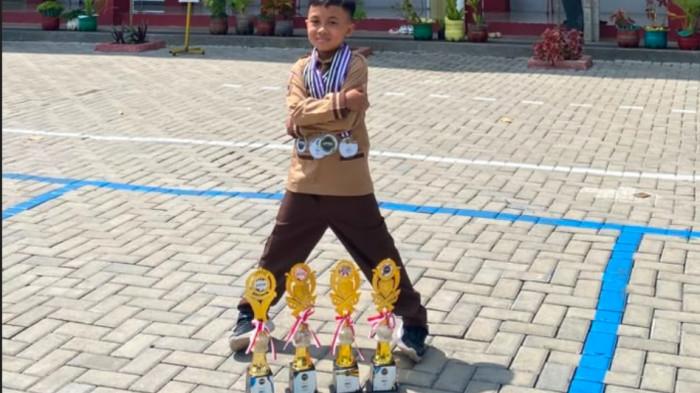 Muhammad Emiir Mumtaz Tantowi yang berhasil menyabet Juara Umum 1 (1)