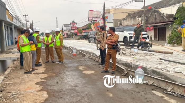 Eko Sapto turun langsung melakukan pemantauan ke lokasi proyek