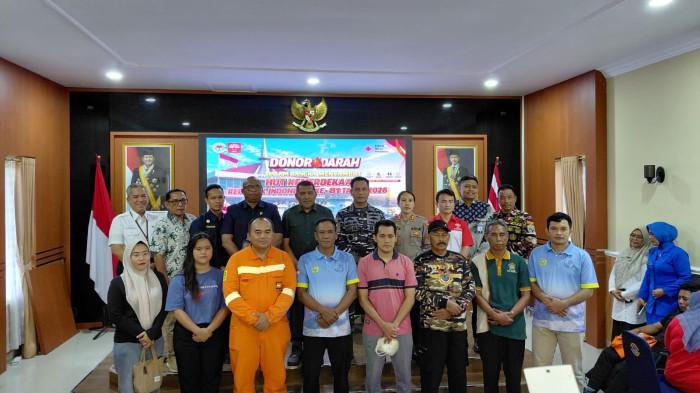 DONOR DARAH - Pemerintah Daerah dan unsur Forkopimda Karimun melakukan foto bersama dengan para pendonor yang sudah mendonorkan darah dan menerima sembako, Rabu (29/7/2026).