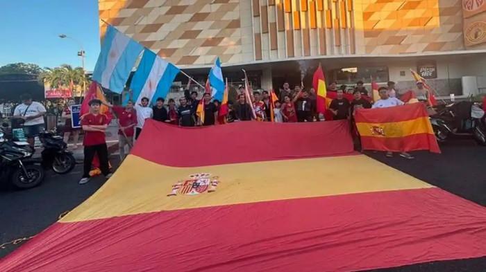 KONVOI - Komunitas LaFuriaRoja Espanola Sulut menggelar konvoi kemenangan sebagai bentuk dukungan setelah Tim Matador memastikan langkah ke babak perempat final Piala Dunia, Selasa 7 Juli 2026 pagi. Mereka membawa atribut kebanggaan berupa bendera Spanyol raksasa berukuran sekitar 4,5 meter x 6 meter, yang menjadi simbol semangat para pendukung La Furia Roja di Bumi Nyiur Melambai.
