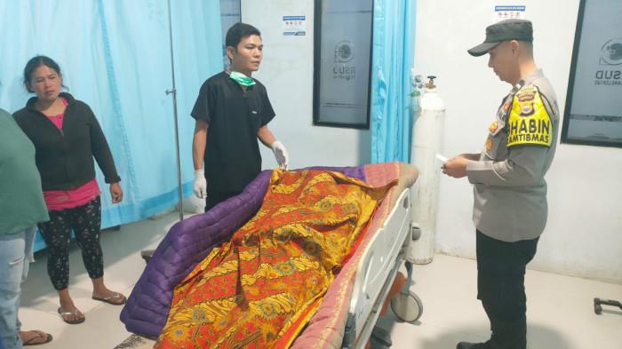 TEWAS - Foto jenazah korban saat di RSUD Rejang Lebong pada Senin (27/7/2026) malam. Seorang petani lansia ditemukan terkapar penuh luka dan tewas diduga dibacok dan ditusuk.