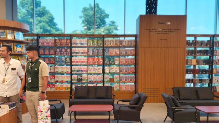 GERAI BARU GRAMEDIA - Gramedia Bogor Yasmin resmi dibuka dengan konsep kafe modern yang bebaskan pengunjung baca buku sambil nongkrong dan WFC.