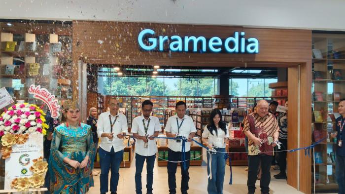 GERAI BARU GRAMEDIA - Gramedia Bogor Yasmin resmi dibuka dengan konsep kafe modern yang bebaskan pengunjung baca buku sambil nongkrong dan WFC