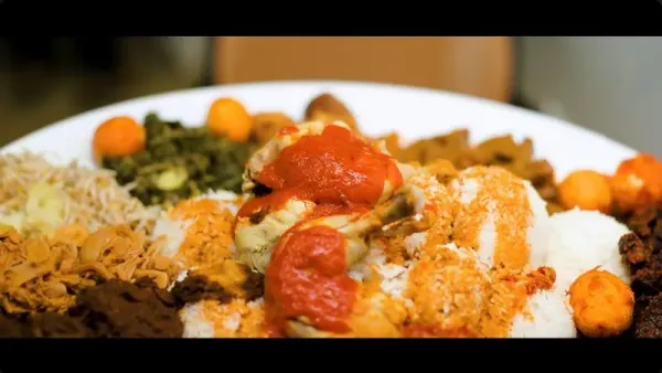 YouTuber mukbang nasi Padang seberat 9 kilogram