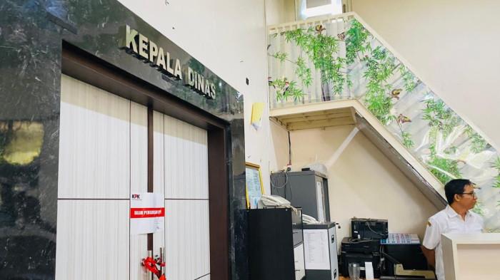 SUASANA DPUPR PEMALANG - Suasana di Kantor Dinas Pekerjaan Umum dan Penataan Ruang (DPUPR) Kabupaten Pemalang pasca operasi tangkap tangan (OTT) Komisi Pemberantasan Korupsi (KPK) terpantau lengang dan aktivitas berjalan seperti biasa, pada Rabu (29/7/2026). Pintu ruang Kepala Dinas PUPR Pemalang tertutup rapat dengan gagang pintu tersegel dan terdapat termpelan label dalam pengawasan KPK.