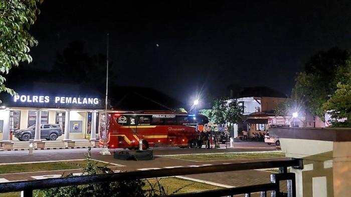 PEMERIKSAAN KPK - Kondisi di halaman Kantor Polres Pemalang pada Selasa (28/7/2026) malam. Saat ini, Rabu (29/7/2026), penyidik KPK masih melakukan pemeriksaan terhadap beberapa pejabat Pemkab Pemalang pasca OTT KPK.